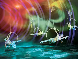 Ingressos para Cirque du Soleil O em Las Vegas - Acrobatas